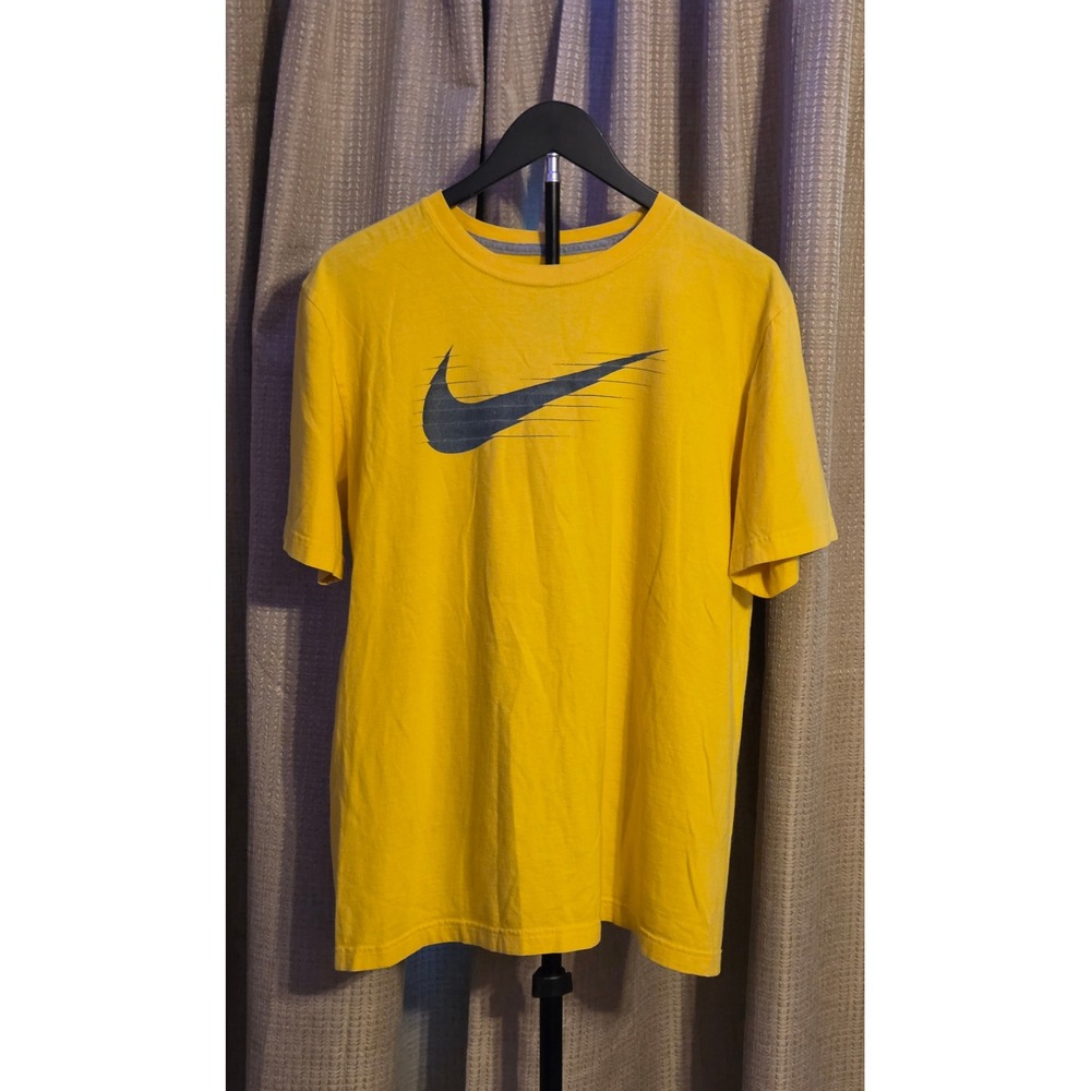 Nike Regular Fit Swoosh Graphic Short Sleeve T-Shirt Men's Size Large Yellow